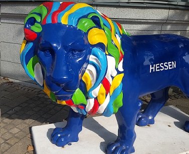 "Hessenlöwe" vor der Wiesbadener Staatskanzlei